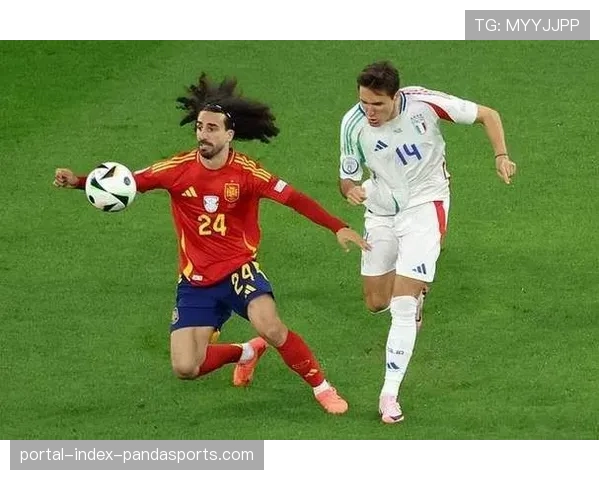 曼联三后卫体系与球员特点脱节,攻防转换出现位置真空 曼联三后卫体系与球员特点脱节,攻防转换出现位置真空